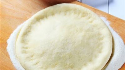 «زي المطاعم».. كيفية إعداد عجينة البيتزا