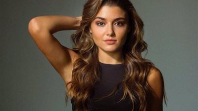 التركية «هاندة أرتشيل» تلفت الأنظار بإطلالة صيفية على إنستجرام