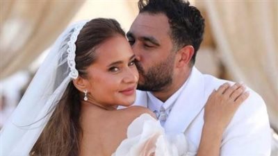 نيللى كريم بإطلالة رومانسية مع زوجها فى أحدث ظهور لها