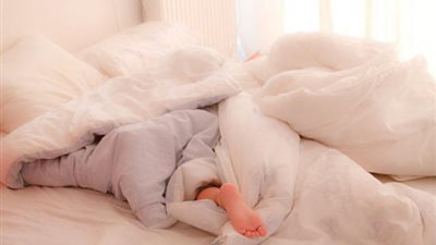 لماذا يجب إخراج قدمك من تحت الغطاء ليلاً؟.. إليك الإجابة
