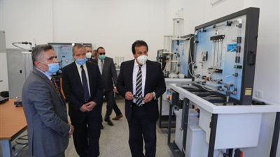وزير التعليم العالي يتفقد المباني والتوسعات الجديدة بجامعة السويس