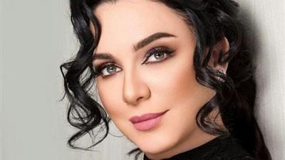 بالصور.. قبلة سولاف فواخرجي الساخنة  تحرجها مع جمهورها