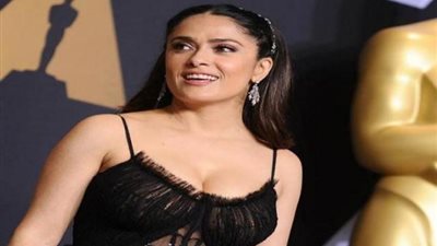 بهذه الصورة.. والدة سلمى حايك تثير الجدل