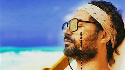 كريم فهمي من أجازته الصيفية: ”كل ما أريده الذهاب مع الأمواج”