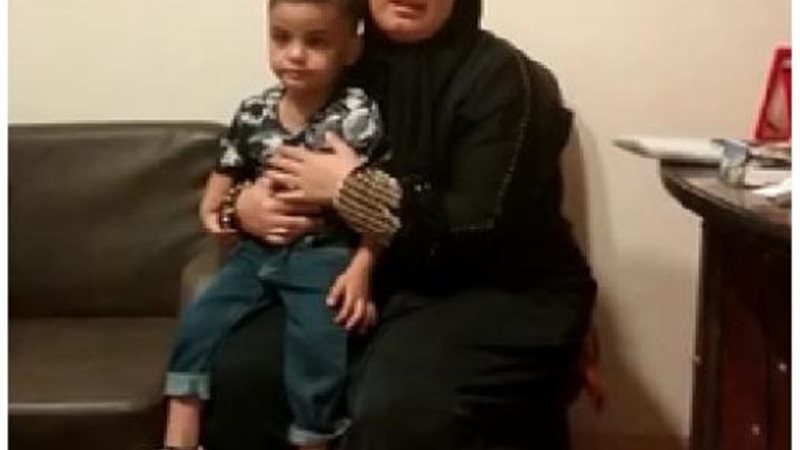 الطفل ووالدته