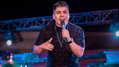 شاهد.. عمر كمال يلتزم بقرار النقابة ويغنى بدون فلاشة فى أحدث حفلاته