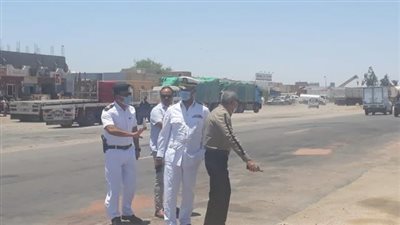 بعد 24 ساعة من تعليمات محافظ البحر الأحمر.. إدارة المرور تُنفذ حارة لمركبات النقل