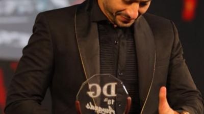 حمادة هلال أثناء حصوله على جائزة التميز  فى ”دير جيست”