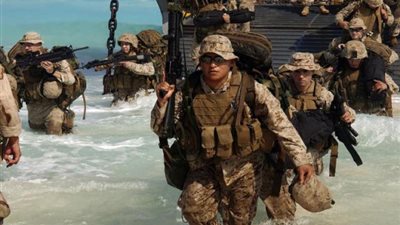 رئيس الأركان وقائد القيادة المركزية الأمريكية يتفقدان القوات المشاركة بتدريبات النجم الساطع