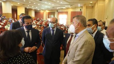 عبد الغفار والمتيني يتفقدان مراكز تطعيم لقاح كورونا بجامعة عين شمس