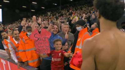 حبيب الكل.. لماذا أهدي صلاح ”قميصه التاريخي”  لطفل المدرجات؟