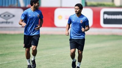 محمد محمود يؤدي جلسة في الجيم خلال تدريبات الأهلي