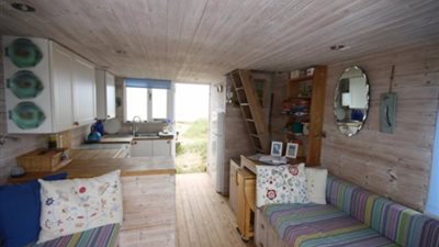 بدون كهرباء ولا ماء.. كوخ خشبى للبيع بهذا المبلغ الخيالي