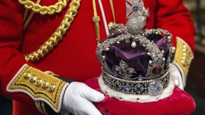 «كوهينور».. ما هى قصة حجر الماس الملعون في تاج الملكة إليزابيث؟