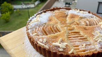 «زي المطاعم».. أسهل طريقة لإعداد تارت الكمثرى واللوز