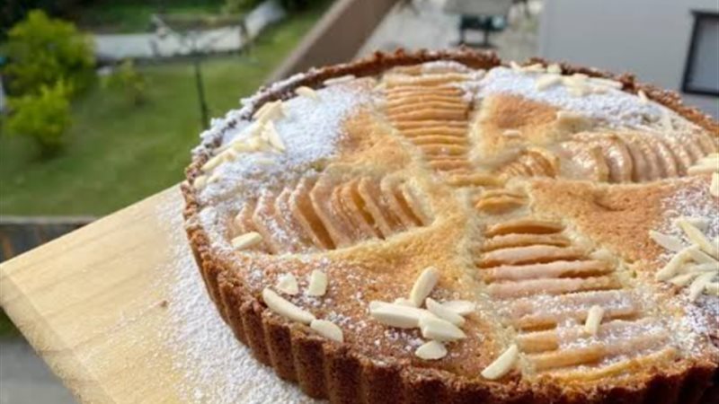 تارت الكمثرى واللوز
