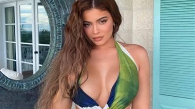 بعد إعلان حملها.. كايلي جينر تثير الجدل بفستان شفاف