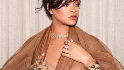 ريهانا تشعل السوشيال ميديا بثوب الحمام