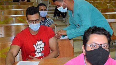تطعيم هيئة التدريس والطلاب والعاملين فى الجامعة المصرية الروسية.. تعرف على عقوبات الممتنعين