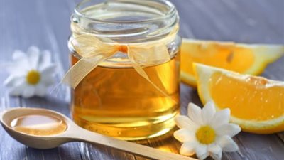 ماذا يحدث للجسم عند تناول العسل مع الليمون قبل الفطار؟