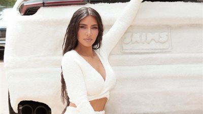 للمرة الثانية.. كيم كارداشيان تثير الجدل بالأسود الضيق