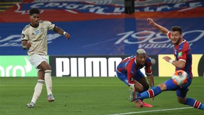 مانشستر يونايتد يتمسك بآماله في المشاركة بدوري الأبطال بثنائية في كريستال بالاس