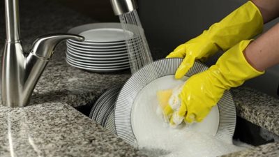 بسبب كورونا .. أمريكية تغسل الأطباق يومياً بالمركز الطبي بفلوريدا