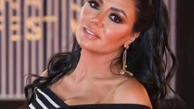 بالصور.. رانيا يوسف تودع الصيف بإطلالة جريئة