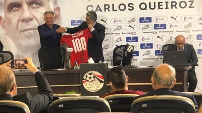 اتحاد الكرة يهدى كيروش قميص المنتخب