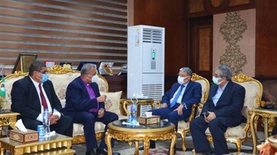 بالصور.. لماذا زار رئيس الطائفة الإنجيلية محافظ المنيا؟