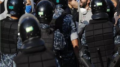 عاجل.. مظاهرة عسكرية بدولة عربية للمطالبة بإقالة الحكومة