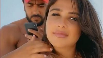 ”سيلفي” ياسمين عبد العزيز وأحمد العوضي علي البحر يخطف الأضواء