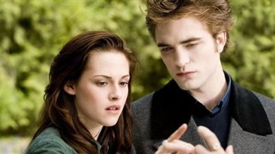 «الأفلام الرومانسية قلبت بجد».. مشاهير عالمية تزوجوا بنهاية أعمالهم