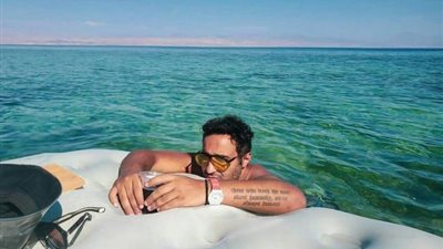 ”تحت أشاعة الشمس في البحر”.. أحمد فهمي يستمتع بالأجازة الصيفية في سيناء