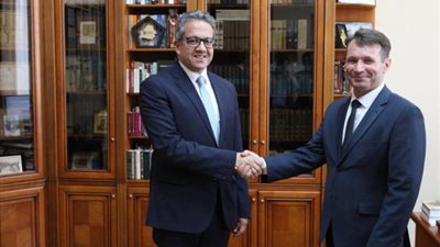 بالصور..وزير السياحة والآثار يزور متحف التاريخ القومى لبيلاروسيا