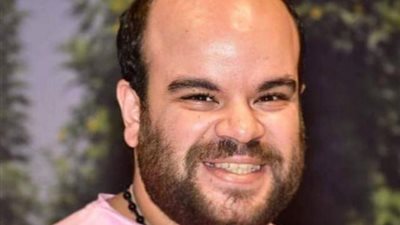 محمد عبد الرحمن يودع الديكور الخاص بـ”مش أنا”