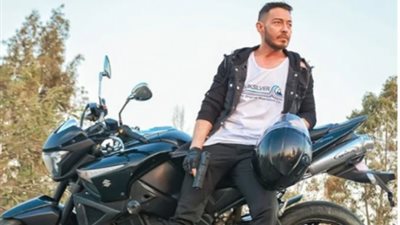 أحمد زاهر يودع الديكور الخاص بفيلم ”زنزانة 7” علي دراجة نارية