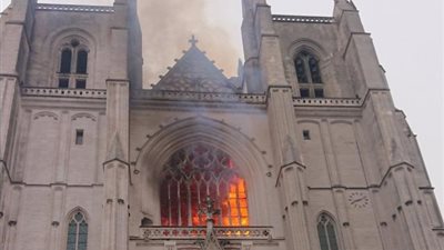 اندلاع حريق ضخم في كاتدرائية نانت بفرنسا