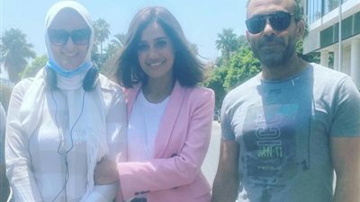 شاهد.. حلا شيحة برفقة منتج ومخرجة ”مش أنا” في آخر أيام التصوير