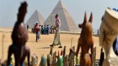 أبرزهم العاملين بالسياحة .. صرف 338 مليون جنيه لـ 295 ألف عامل بـ 3098 منشأة