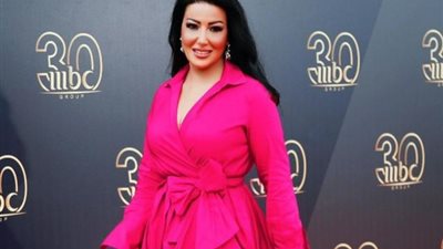 سمية الخشاب تتألق بفستان فوشيا فى أحدث ظهور لها