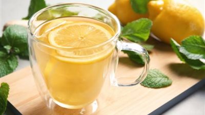 ماذا يحدث للجسم عند تناول شرب الليمون يومياً؟
