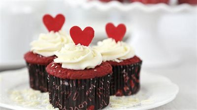 «زي المحلات».. كيفية إعداد كب كيك ريد فيلفيت