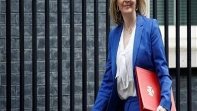 وزيرة الخارجية البريطانية تدافع عن صفقة الغواصات