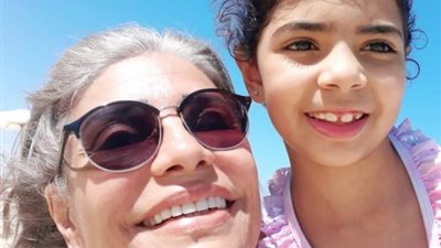 صور.. سوسن بدر تستمتع بالصيف برفقة ”مايا” أصغر أحفادها على البحر