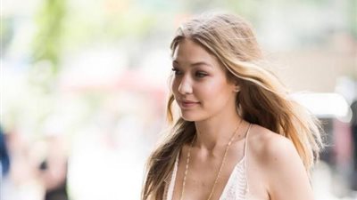 جيجى حديد تسعى لشراء 100 بيجامة بألوان مختلفة.. اعرف السبب