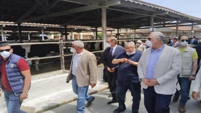 ”وزير الزراعة” يفتتح 6 مزارع للإنتاج الحيواني في البحيرة