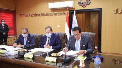 بالصور .. وزير التعليم العالى يرأس اجتماع معهد بحوث البترول