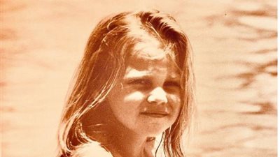 شيرين رضا تنشر صورة من الطفولة وتعلق: لقد كنت سعيدة