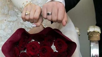 فتوي: لا يجوز للخاطب أن يري شعر خطيبته